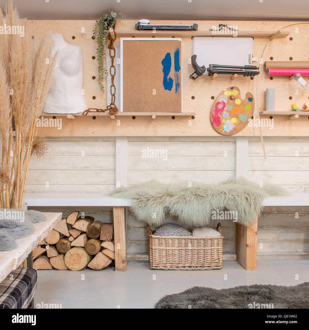 Cabina in legno di stile Scandi utilizzata come studio di un artista Foto Stock