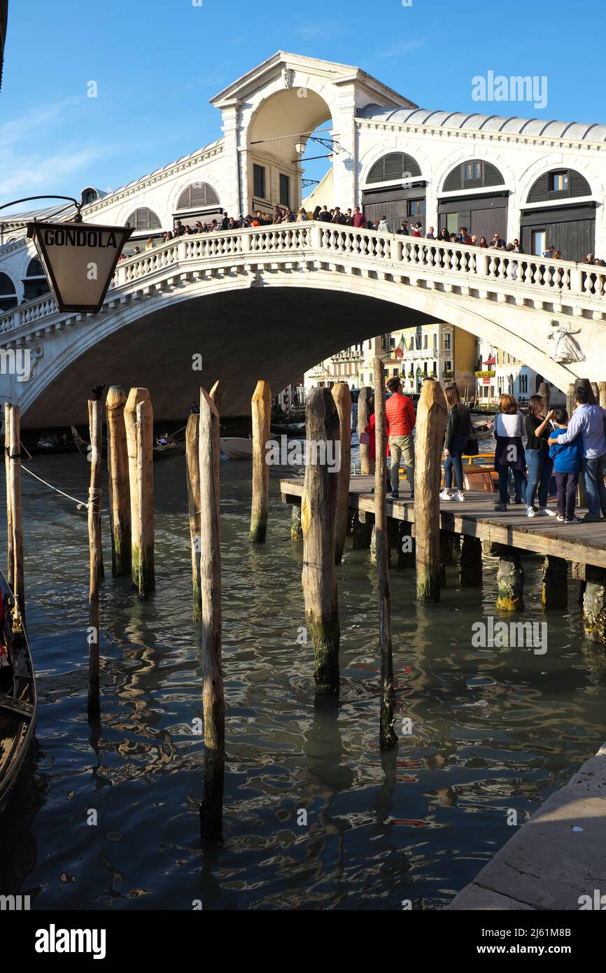Turisti sul molo sotto il Ponte di Rialto sul Canal Grande di Venezia Foto Stock