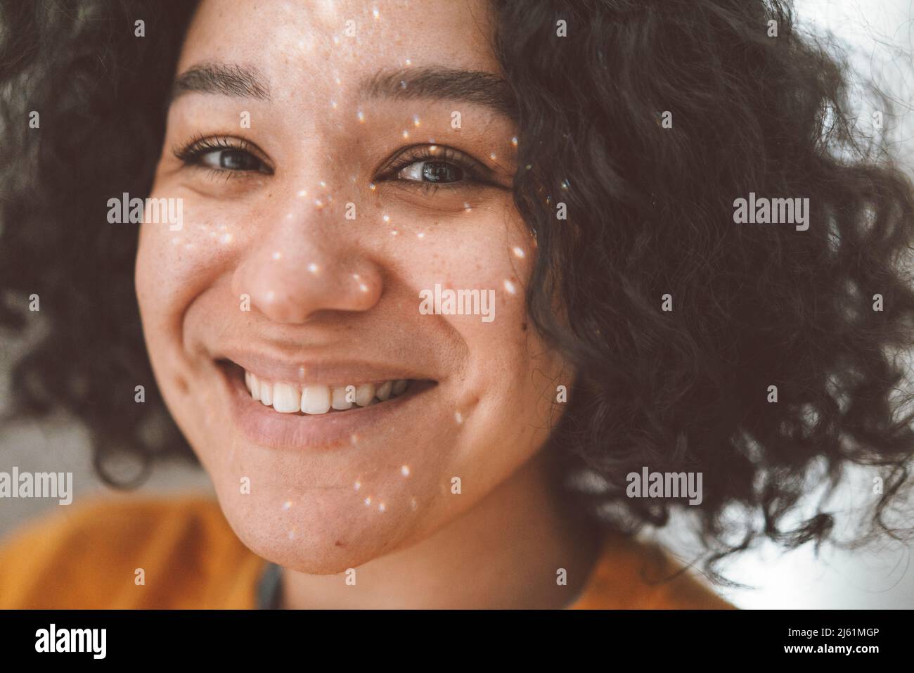 Felice bella donna con luce sul viso Foto Stock