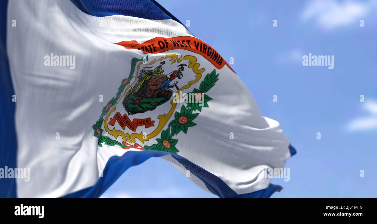 La bandiera di stato degli Stati Uniti del West Virginia sventola nel vento. Il West Virginia è uno stato della regione sudorientale degli Stati Uniti. Democrazia e indepen Foto Stock