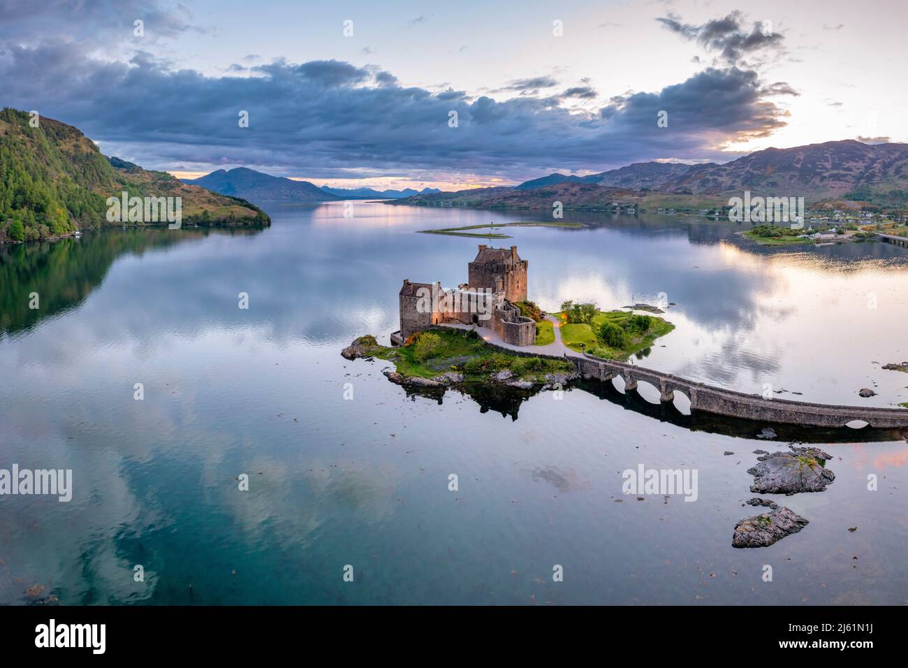 Il castello di Eilean Donan visto dall'alto al tramonto Foto Stock