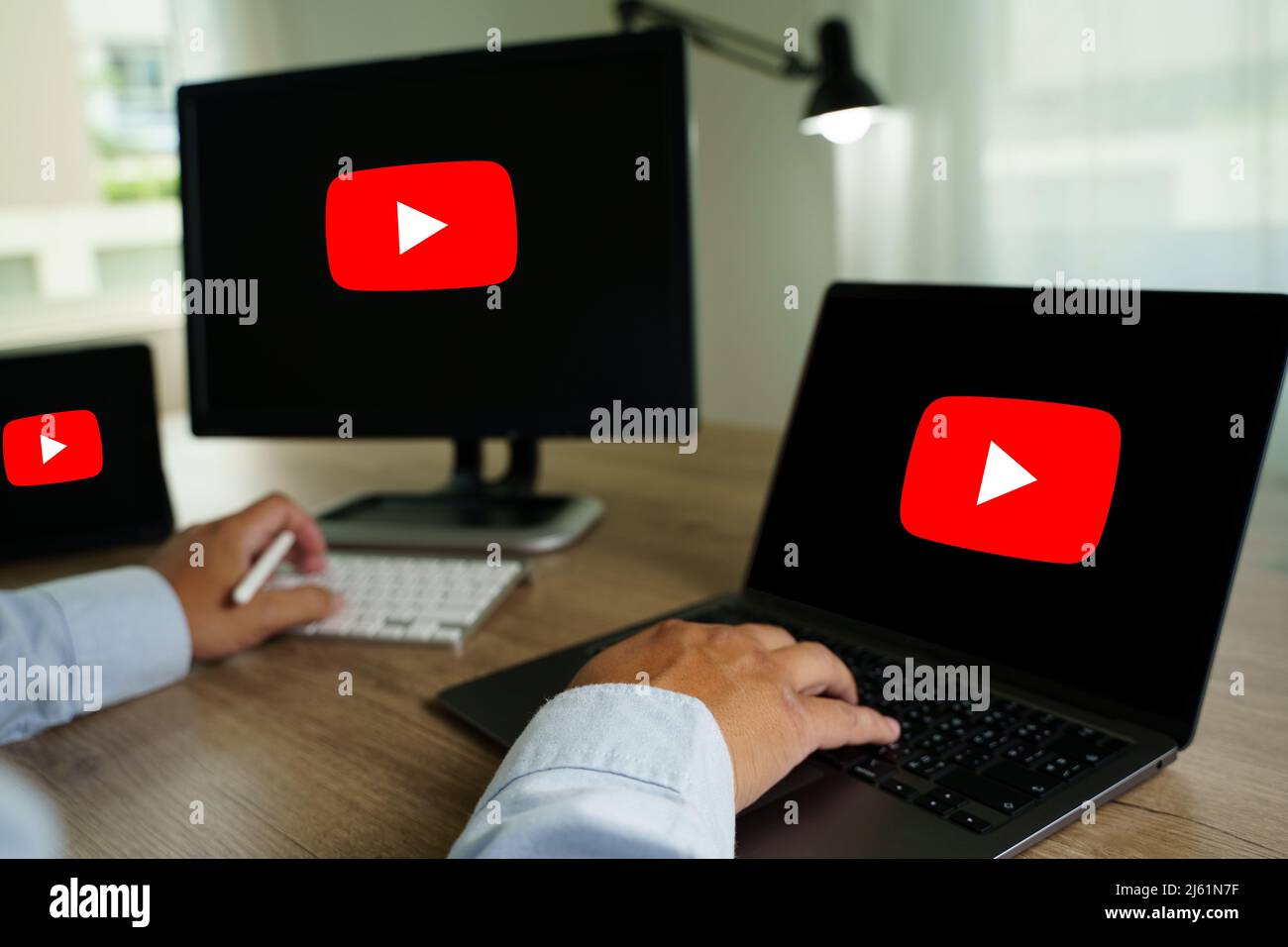 Bangkok, Thailandia - apr25, 2022 : l'uomo che usa un portatile per guardare il sito web di YouTube con il logo di YouTube su uno schermo. YouTube è il più popolare al mondo Foto Stock
