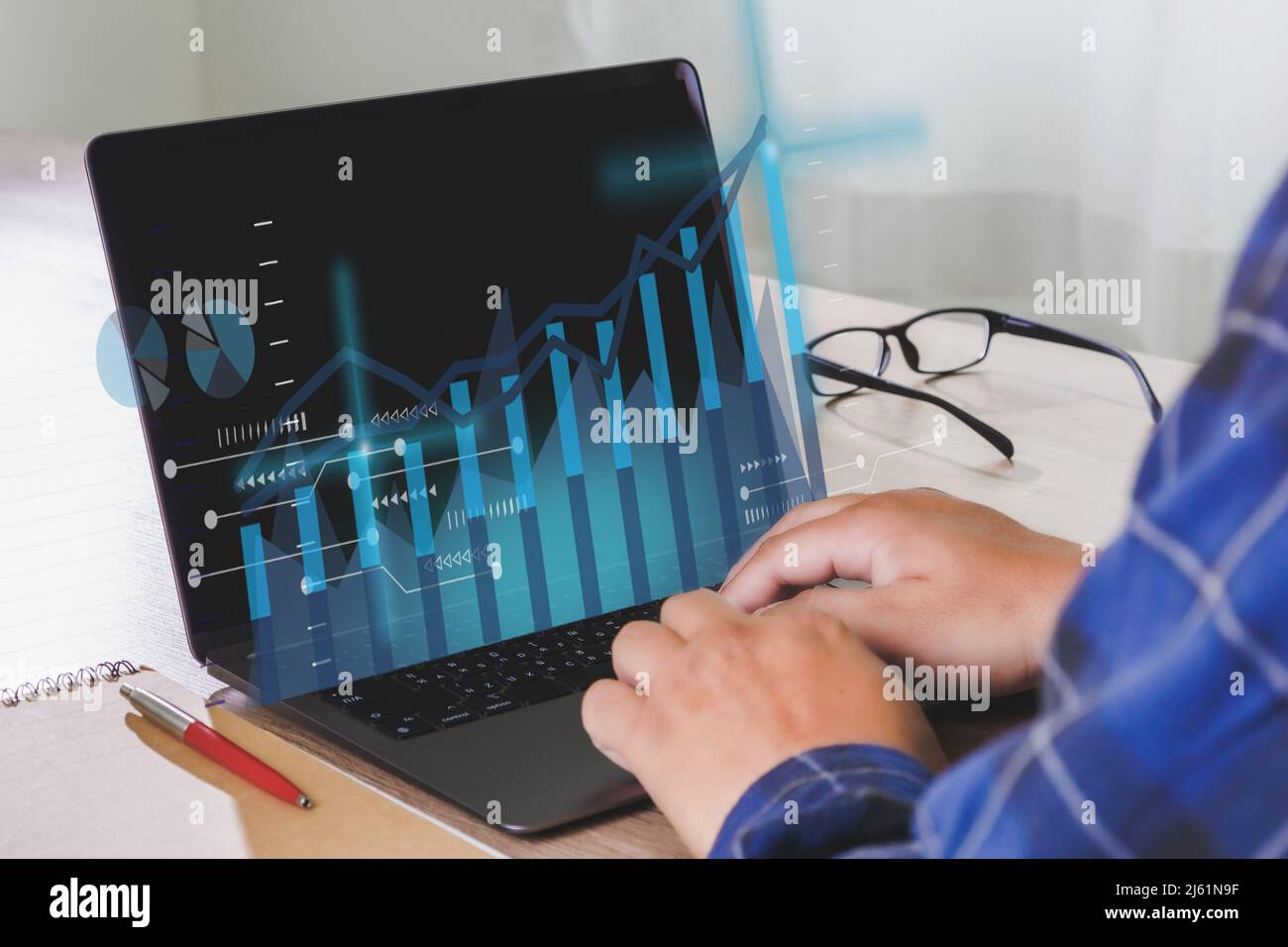 Imprenditore investitore analisi società finanziaria FONDI COMUNI DI INVESTIMENTO e denaro concetto Internet Data Technology Foto Stock