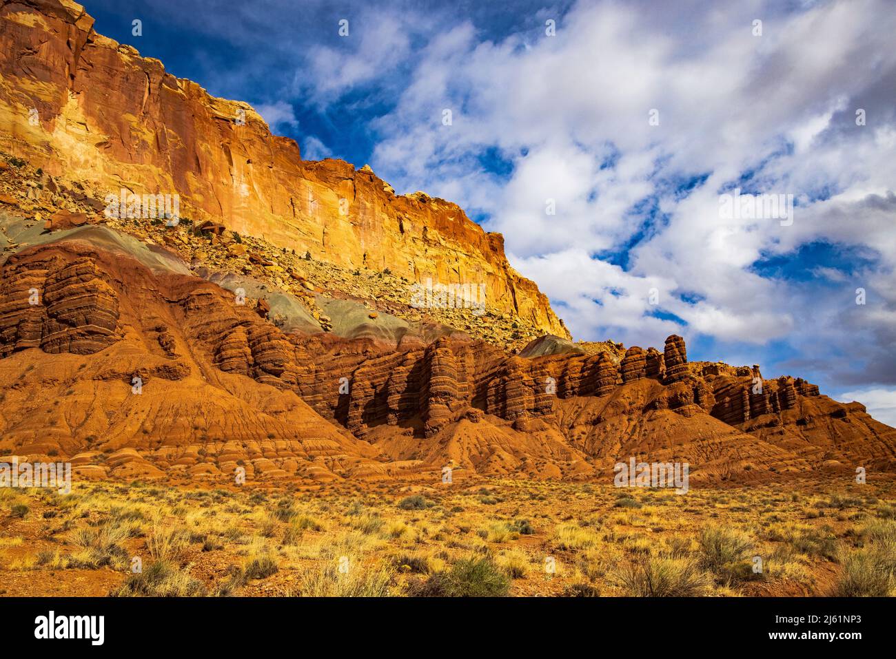 Si tratta di una vista delle torreggianti scogliere di arenaria come si vede lungo l'area di 'Scenic Drive' del Capitol Reef National Park, Torrey, Wayne County, Utah, USA. Foto Stock