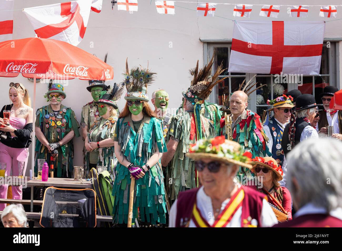 St Georges Day Inghilterra; celebrazioni con persone in costume, ballerini Morris e bandiera St Georges, tradizione inglese; Hundon, Suffolk UK Foto Stock