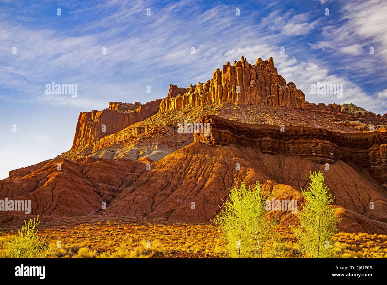 Un'iconica formazione di roccia rossa conosciuta come il Castello lungo l'autostrada 24 nel Capitol Reef National Park, Torrey, Wayne County, Utah, USA. Foto Stock