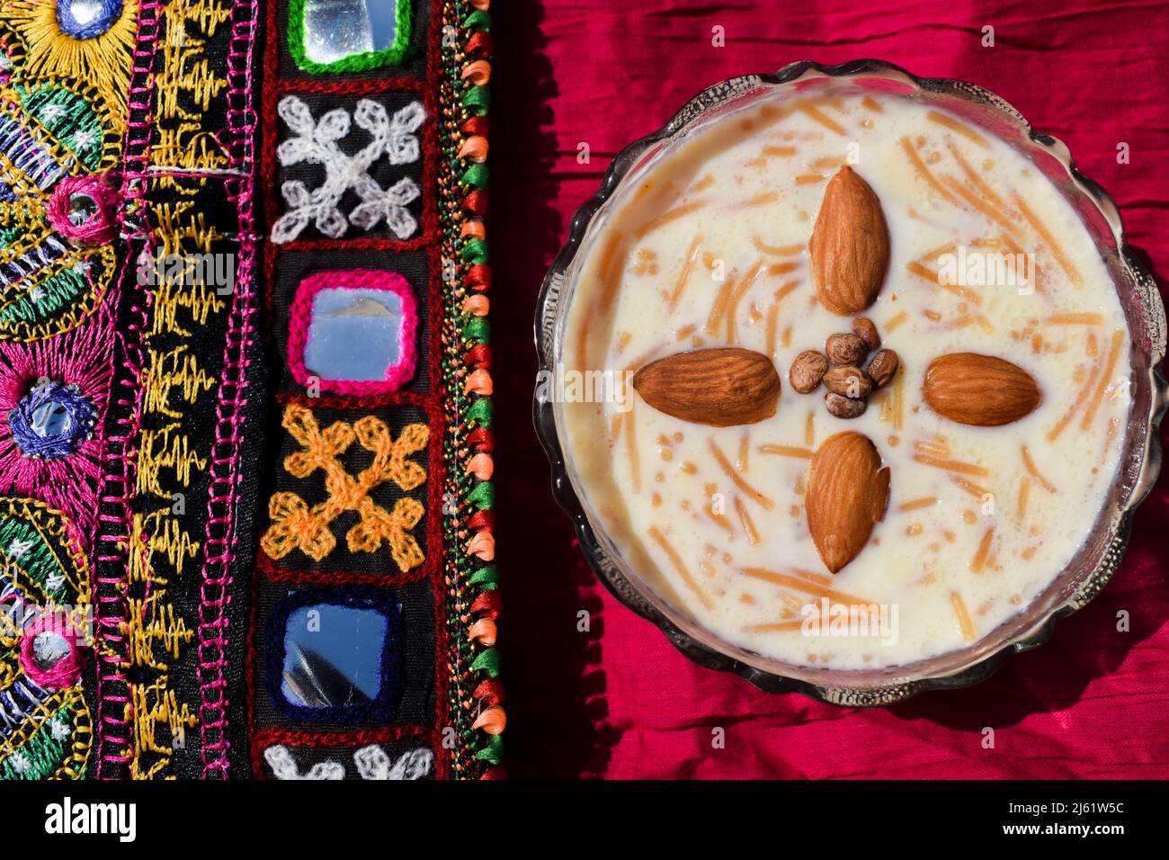 Piatto di vermicelli dolci chiamato Seviyan ki kheer o khurma puro popolare in India e Pakistan. Sevaiyaan kheer guarnito con mandorle su multicolore brillante Foto Stock