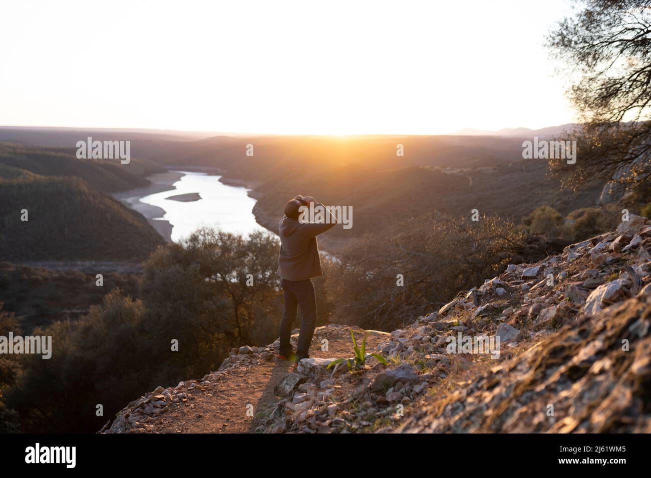 Spagna, Provincia di Caceres, Man bird-watching nel Parco Nazionale di Monfrague al tramonto Foto Stock