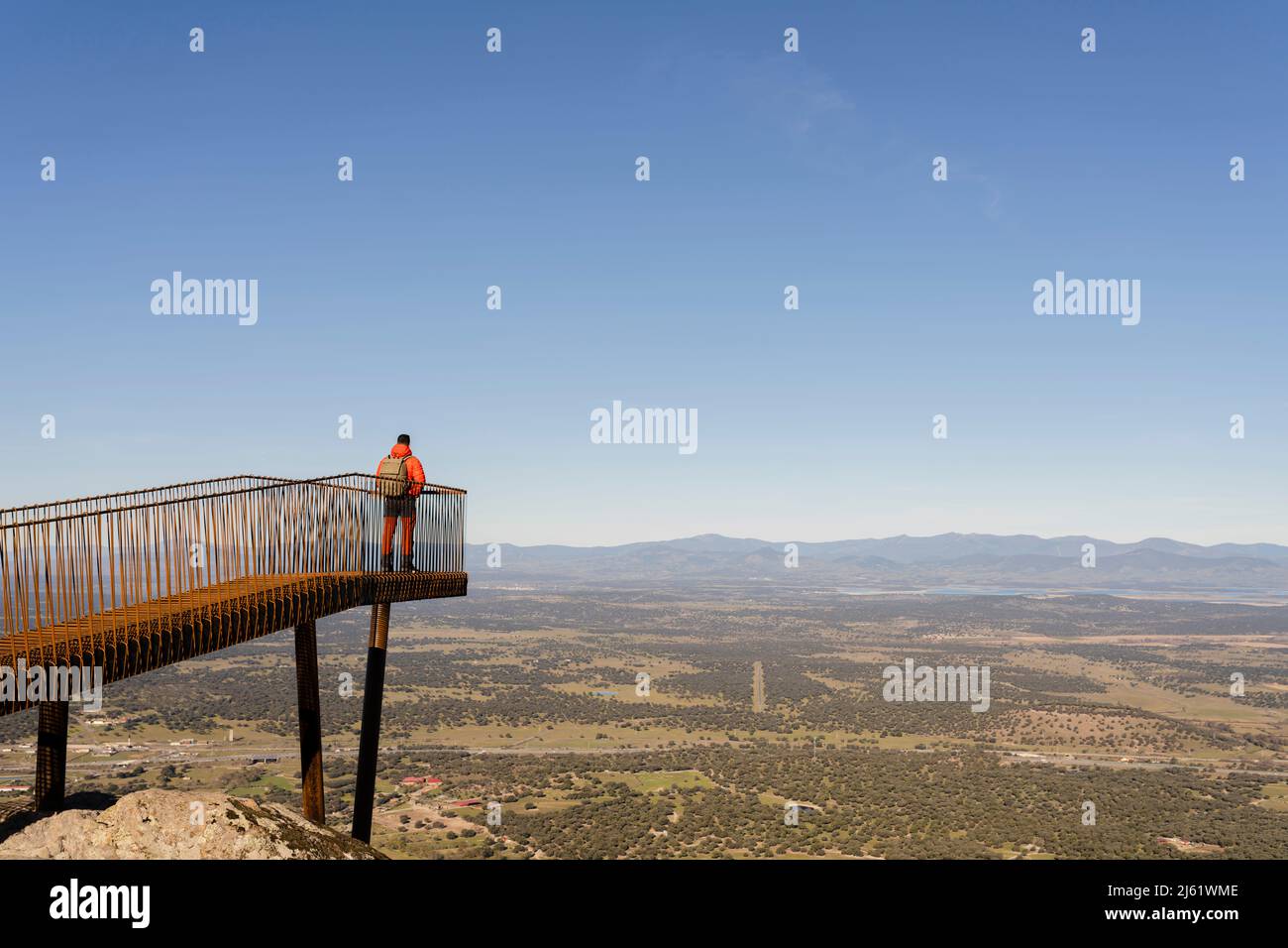 Spagna, Provincia di Caceres, escursionista maschile ammirando la vista del Parco Nazionale di Monfrague dalla piattaforma panoramica Foto Stock