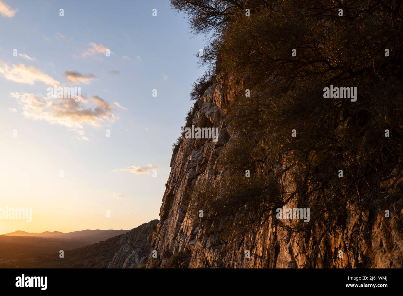 Scogliera ripida nel Parco Nazionale di Monfrague al tramonto Foto Stock