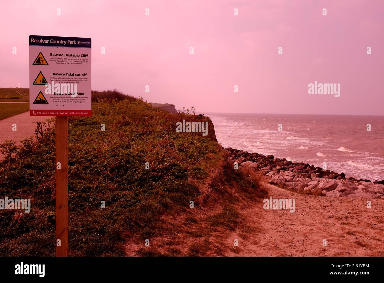reculver baia scogliera cima con rocce e mare est kent uk marzo 2022 Foto Stock