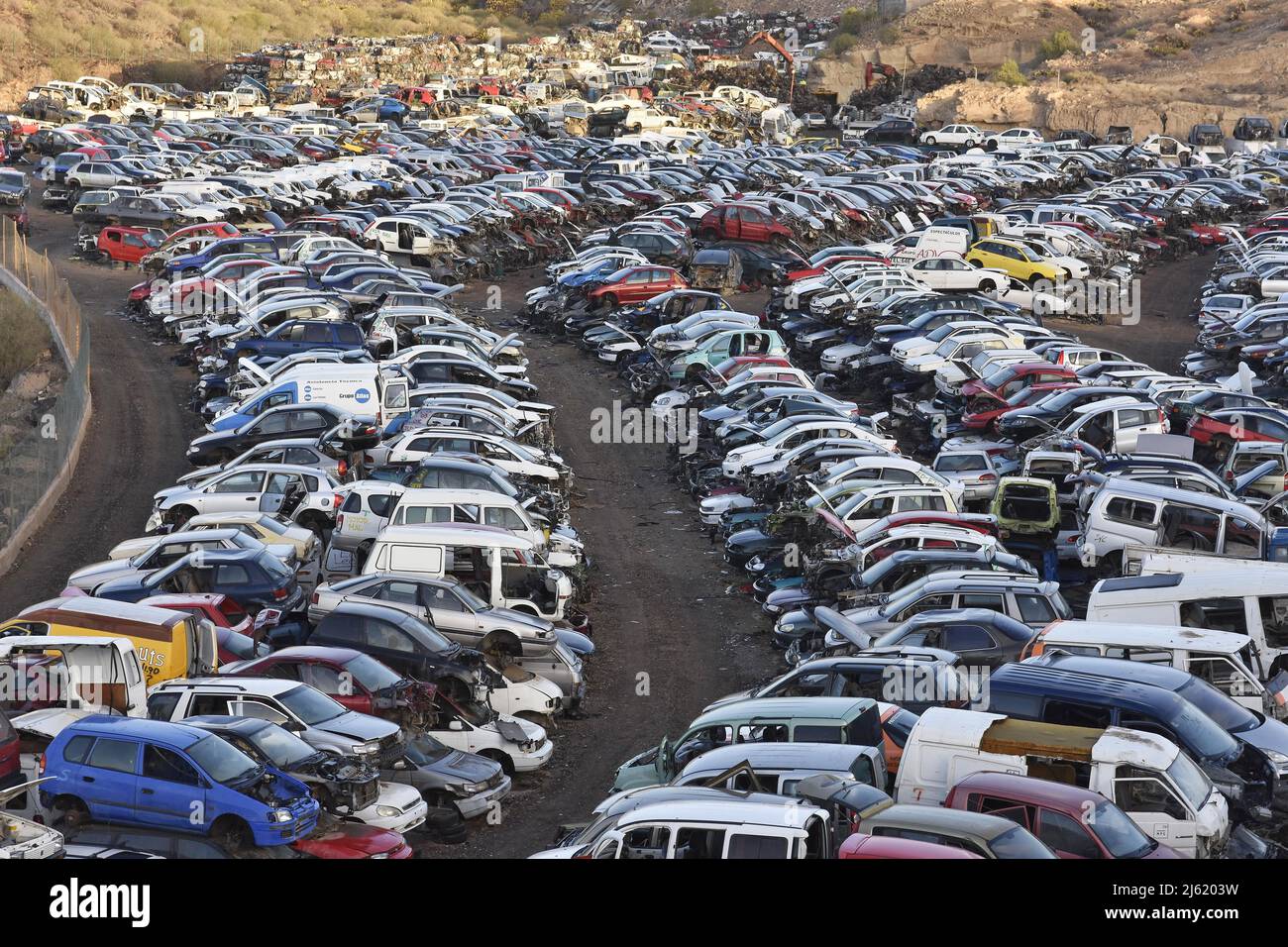 I relitti auto si sono accumulati in un deposito prima di essere triturato, Tenerife Isole Canarie Spagna. Foto Stock