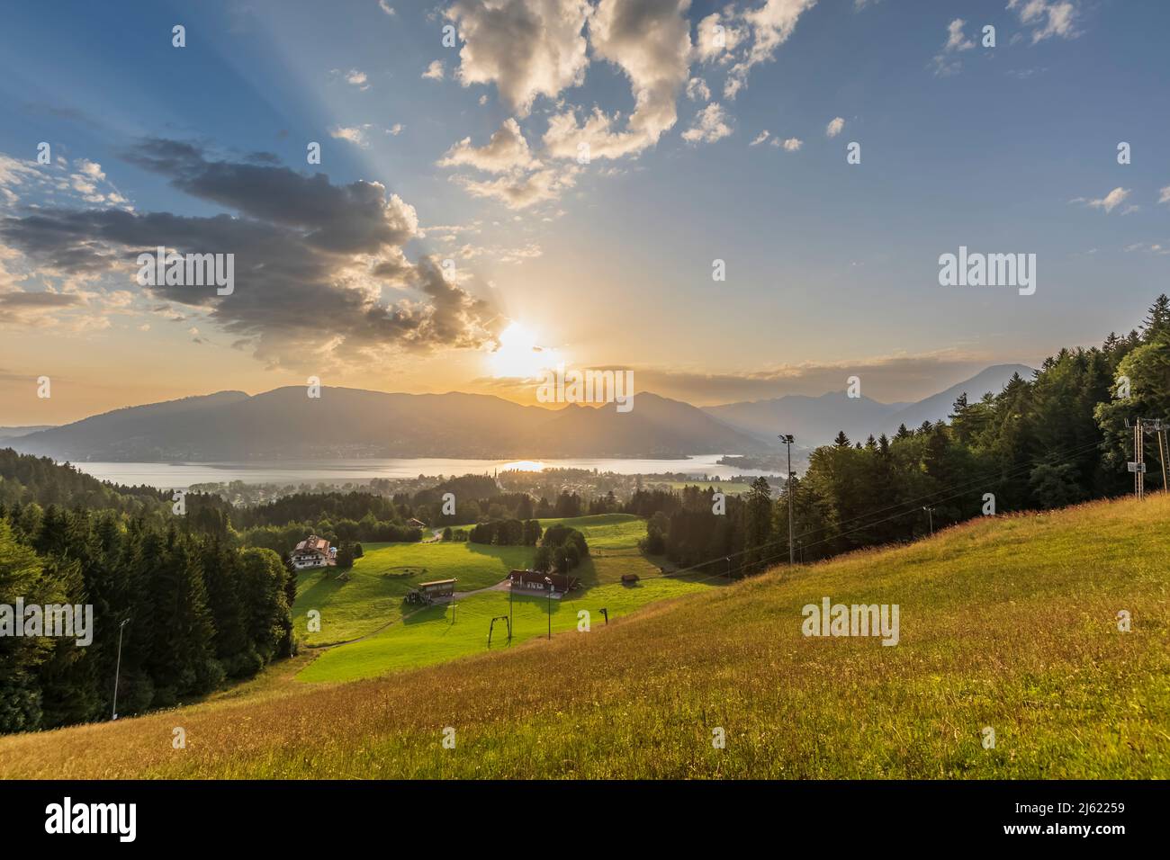 Germania, Baviera, Bad Wiessee, Alba sul lago Tegernsee visto dalla vicina collina Foto Stock