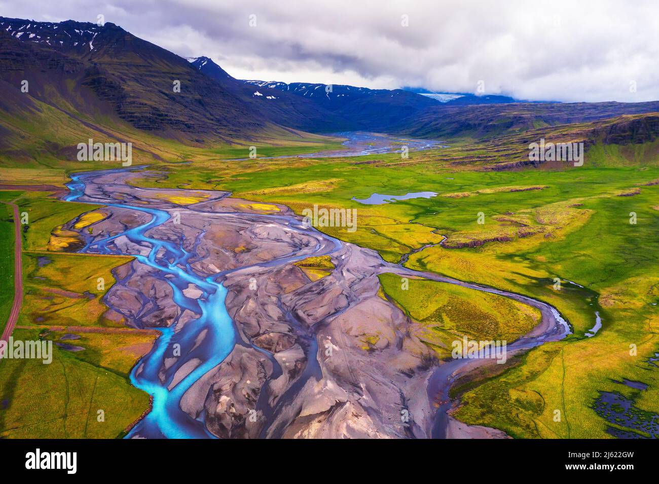 Vista aerea di un fiume che scorre attraverso il paesaggio islandese Foto Stock