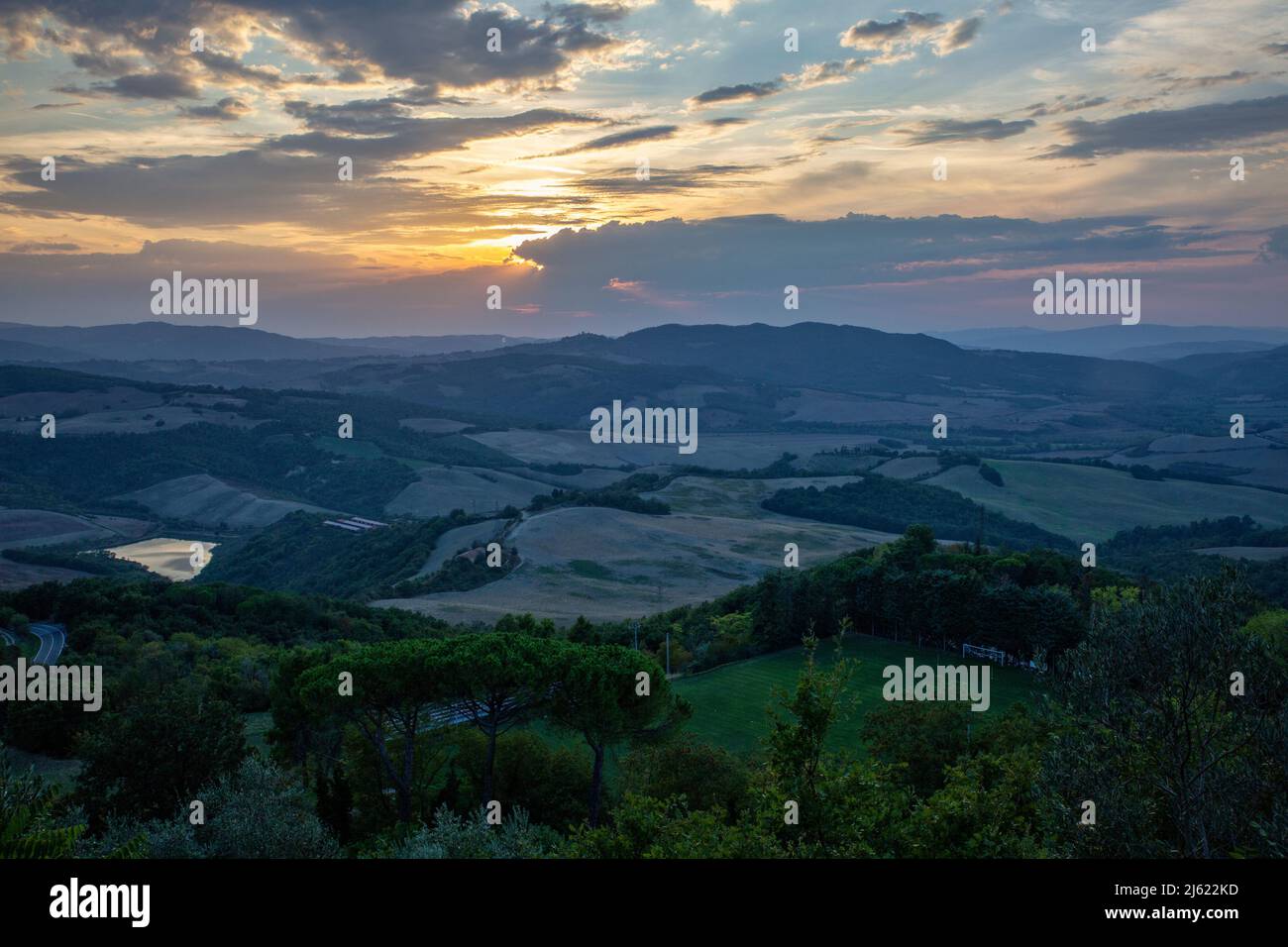 Italia, provincia di Siena, Radicondoli, campagna toscana al tramonto Foto Stock