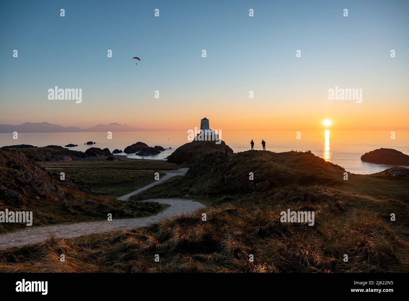 Regno Unito, Galles, Newborough, sentiero tortuoso che conduce al faro di Twr Mawr al tramonto Foto Stock