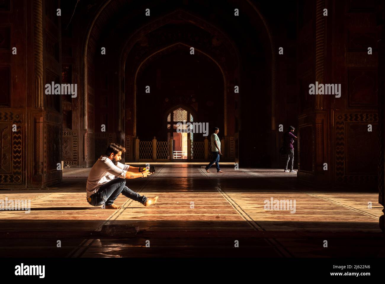Un fotografo che lotta per ottenere l'angolo perfetto a Taj Mahal, Agra, India Foto Stock