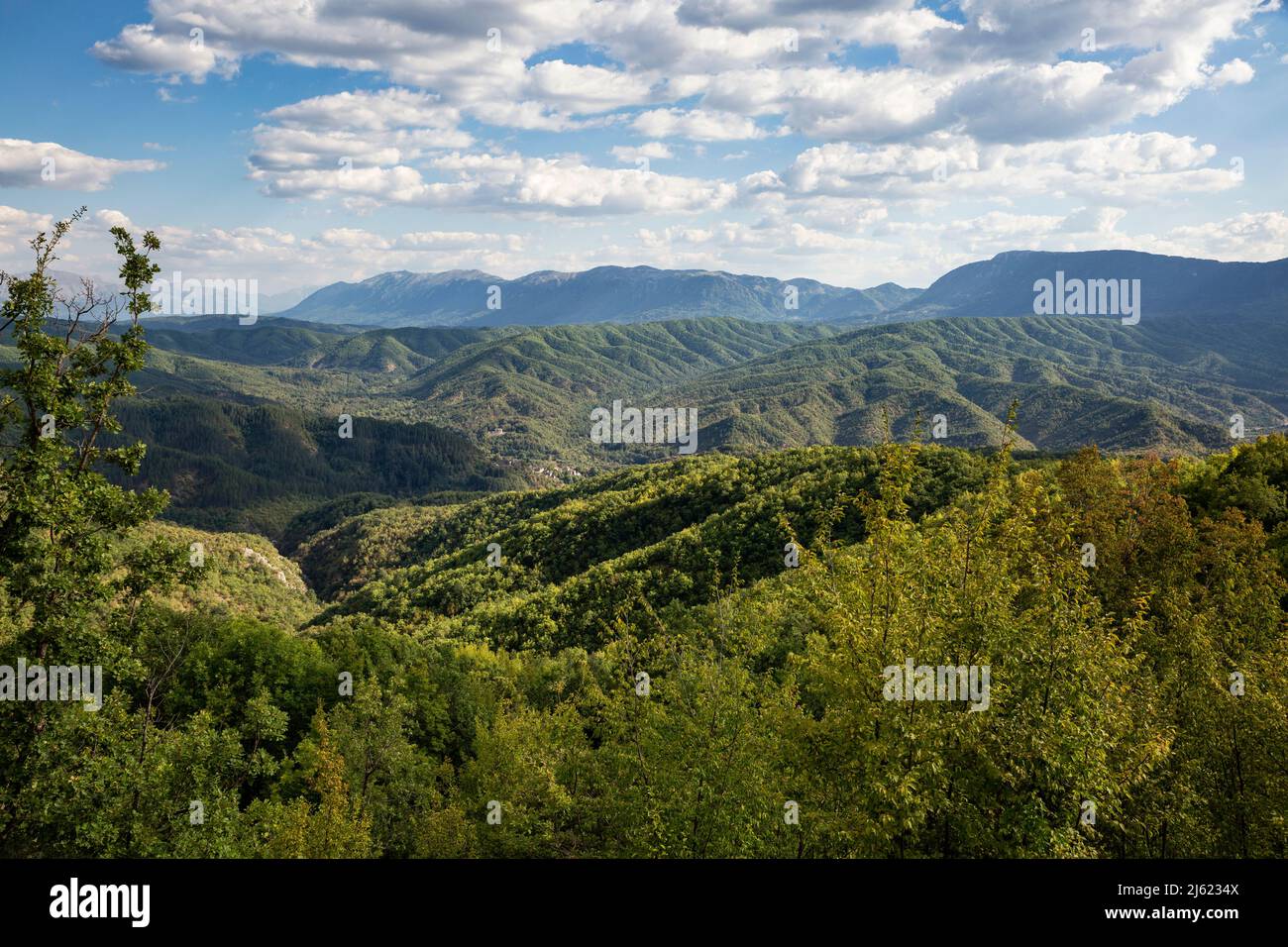 Grecia, Epirus, paesaggio montagnoso verde del Parco Nazionale Vikos-AOos in estate Foto Stock