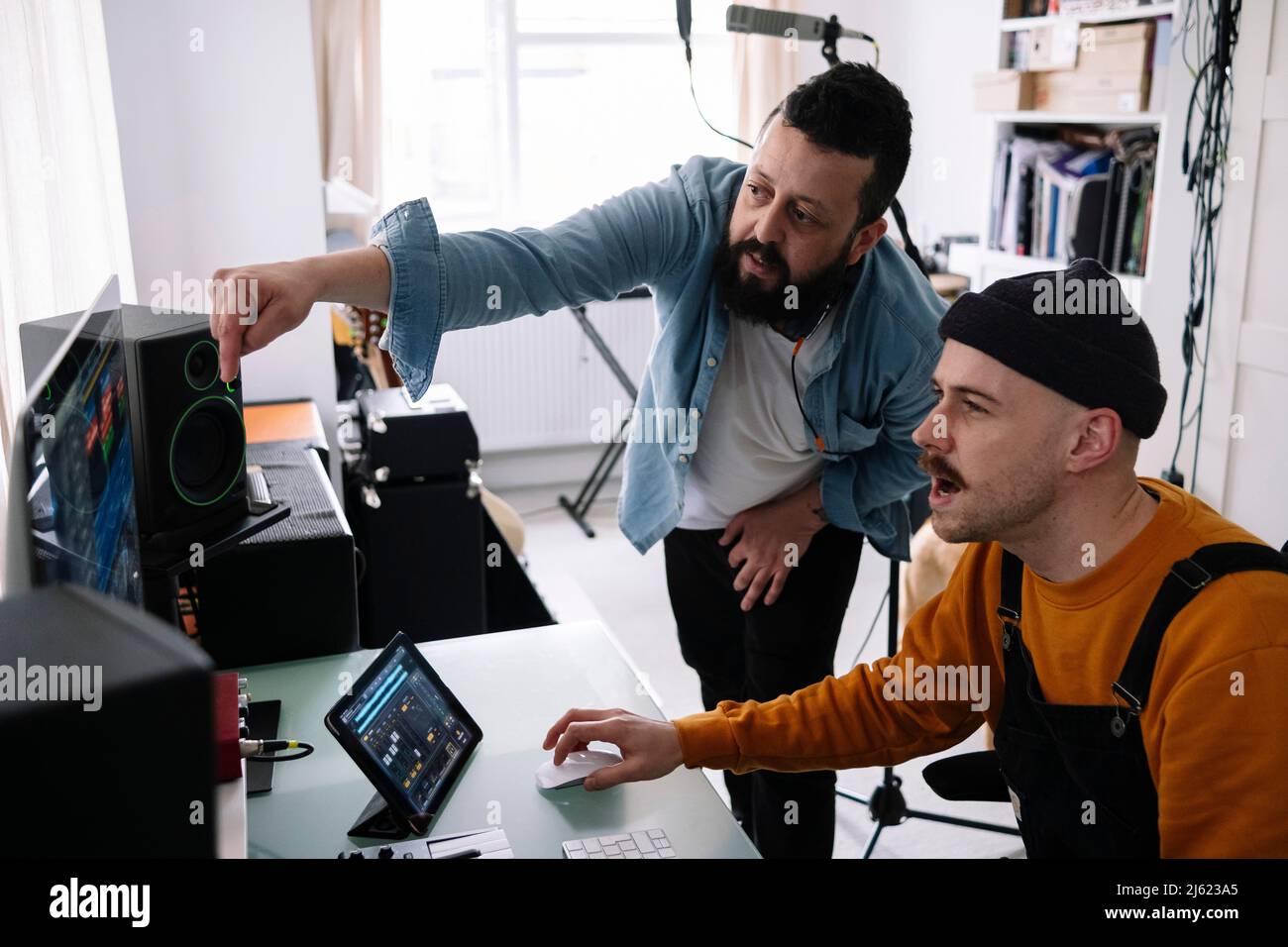 Musicisti che parlano al computer in casa studio Foto Stock