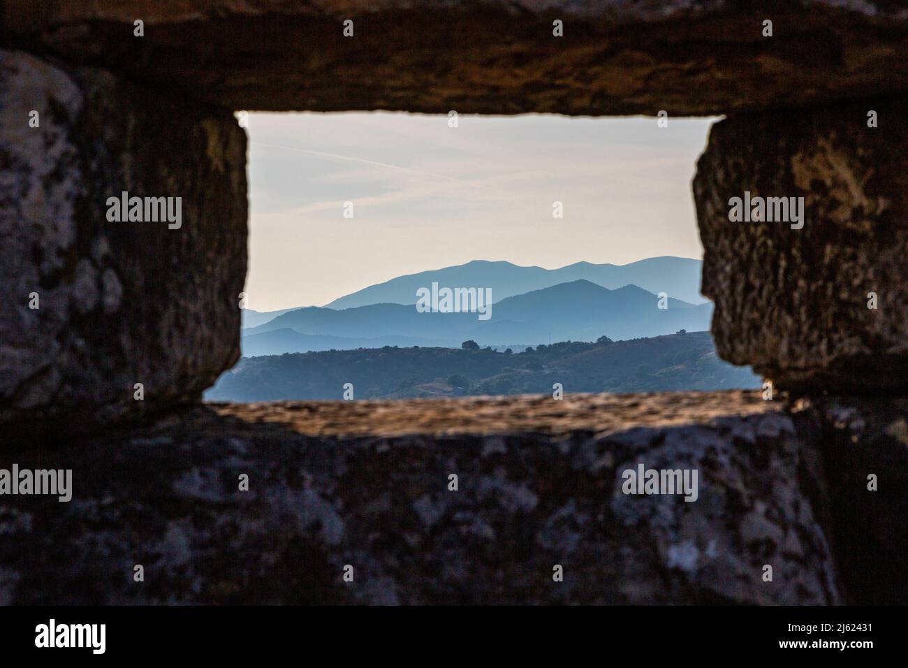 Vista sulle montagne dalle antiche mura del sito archeologico di Orraon, Arta, Grecia Foto Stock