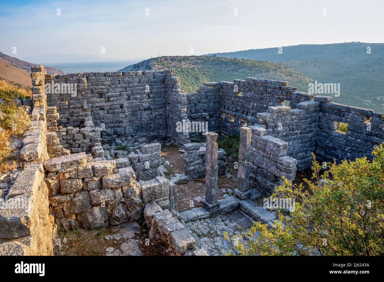 Vecchie strutture in rovina presso l'antico sito archeologico di Orraon, Arta, Grecia Foto Stock