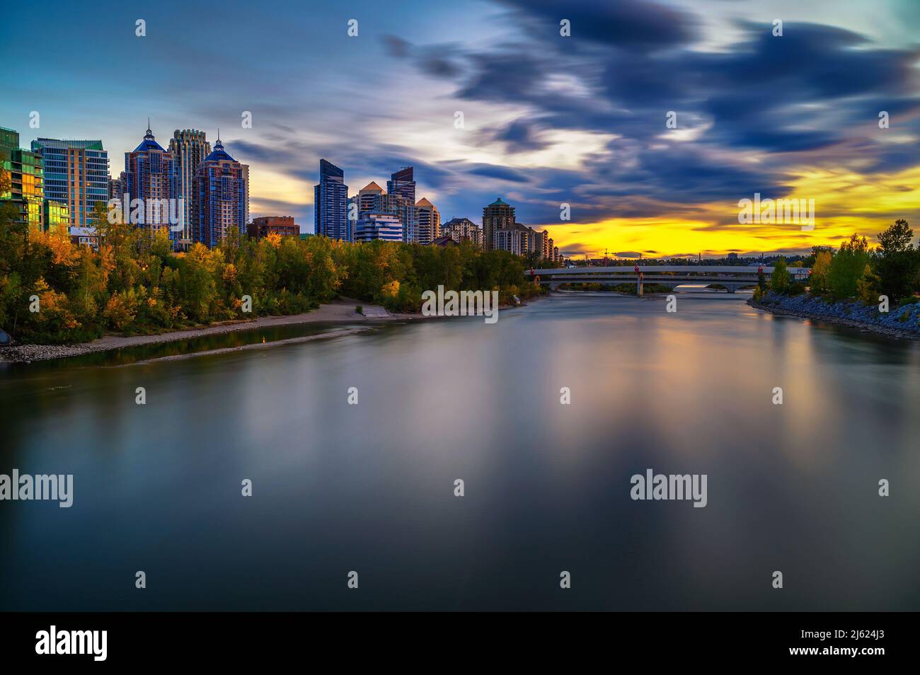 Tramonto sopra lo skyline della città di Calgary con il fiume Bow, Canada Foto Stock