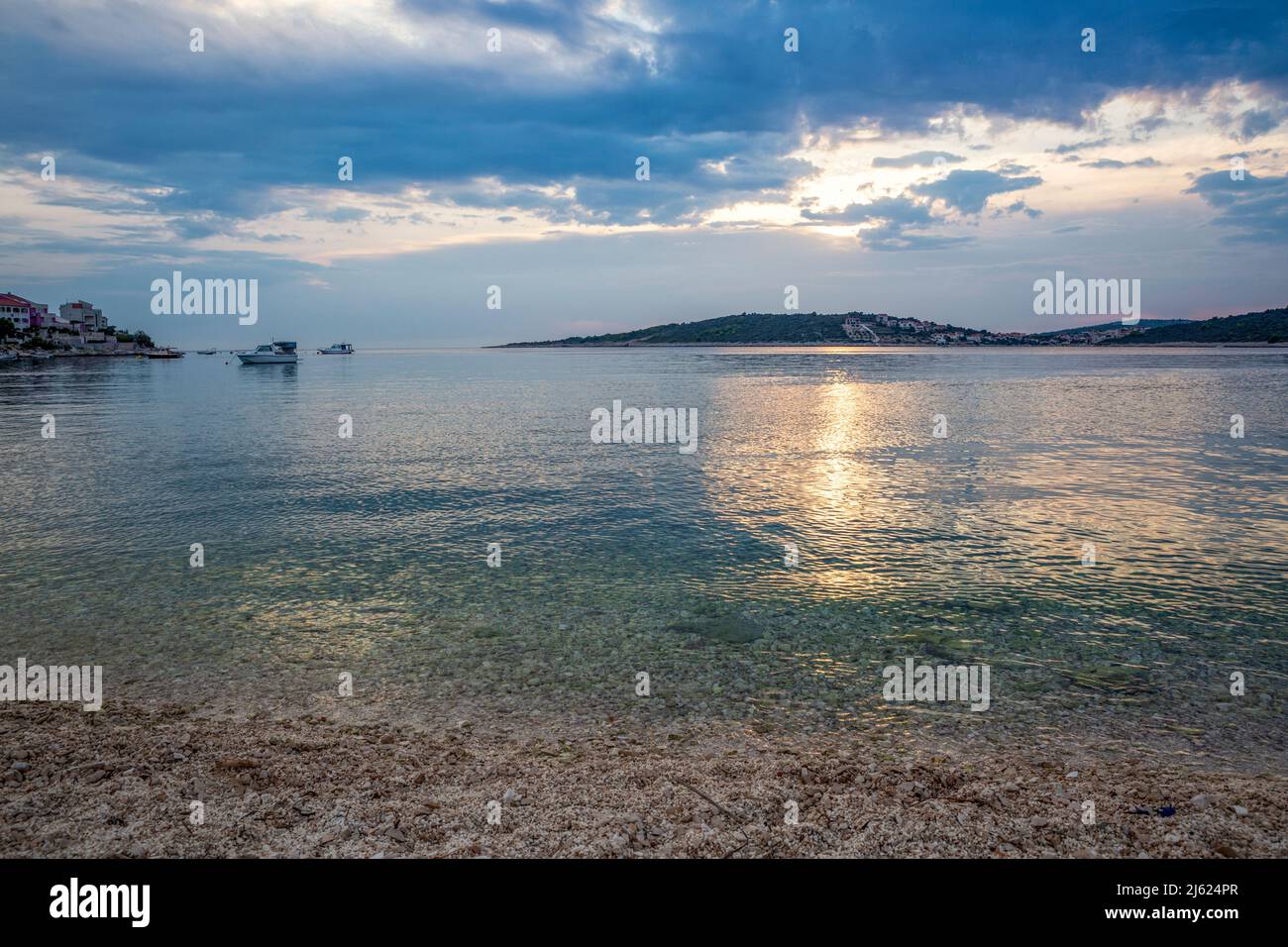 Barca a vela in mare Adriatico al tramonto Foto Stock