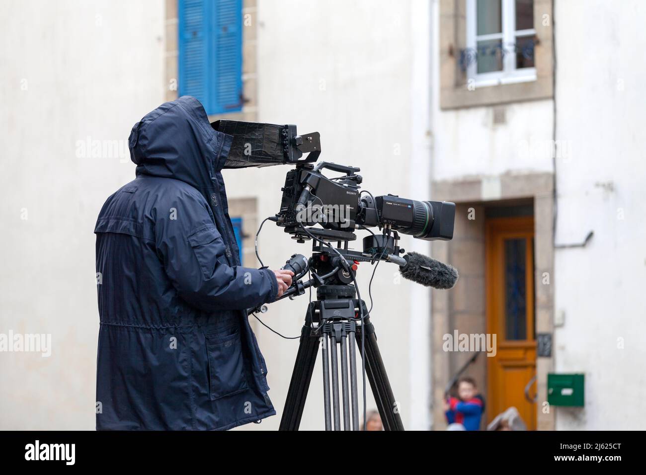 Douarnenez, Francia - Febbraio 27 2022: Cameraman filma per un canale televisivo locale durante Les Gras de Douarnenez. Foto Stock