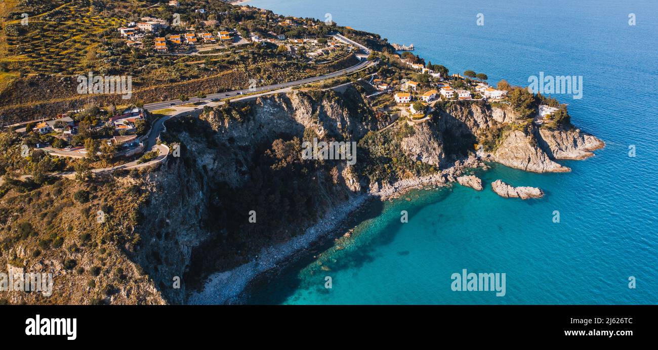 costa rocciosa che si affaccia sul mare. Pietragrande Calabria. Foto Stock