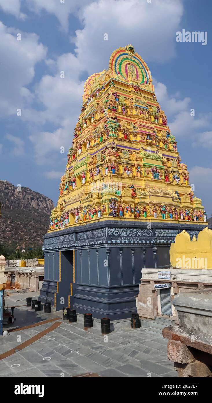 La vista d'ingresso del Tempio di Chikka Tirupathi, Arsikere, Karnataka, India Foto Stock