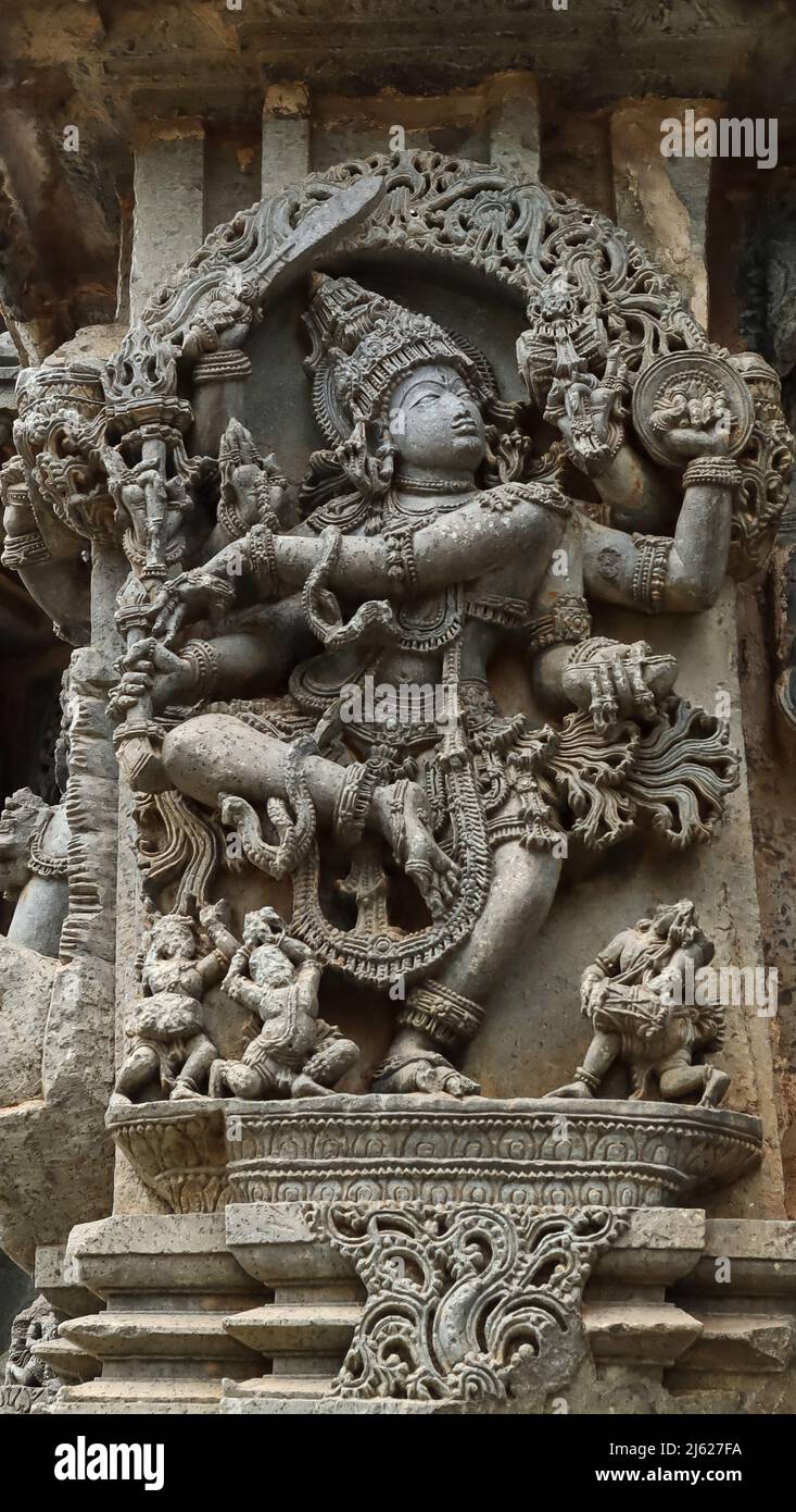La scultura delle divinità danzanti sul Tempio di Kedareswara, Haleedu, Karnataka, India Foto Stock
