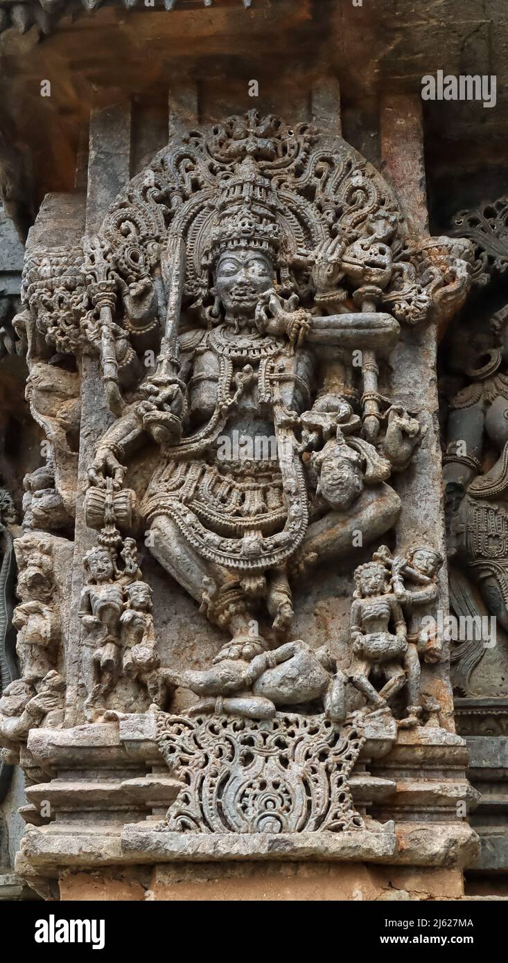 La scultura delle divinità danzanti sul Tempio di Kedareswara, Haleedu, Karnataka, India Foto Stock