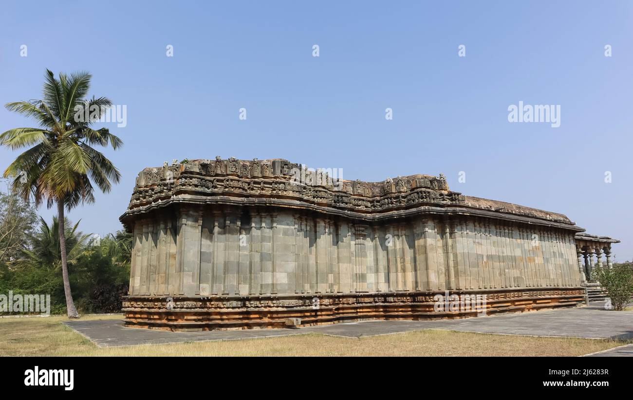 La vista laterale del Tempio di Vijaya Adinath Jain, Haleedu, Karnataka, India Foto Stock