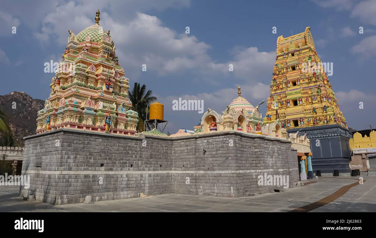 La vista del tempio di Chikka Tirupathi, Arsikere, Karnataka, India Foto Stock