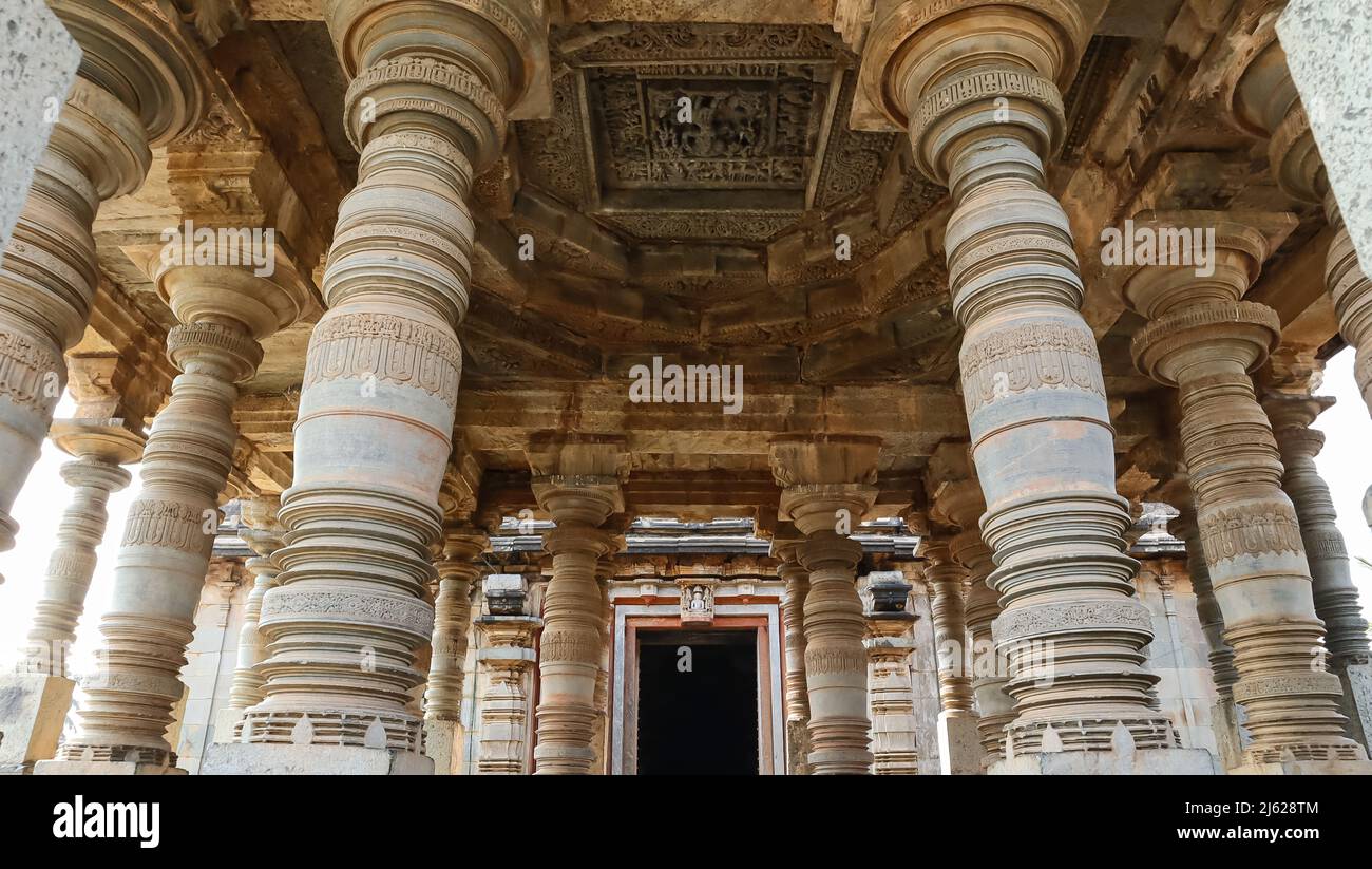 La vista di Mandpam, fronte del Vijaya Adinath Jain Tempio, Halebeedu, Karnataka, India Foto Stock