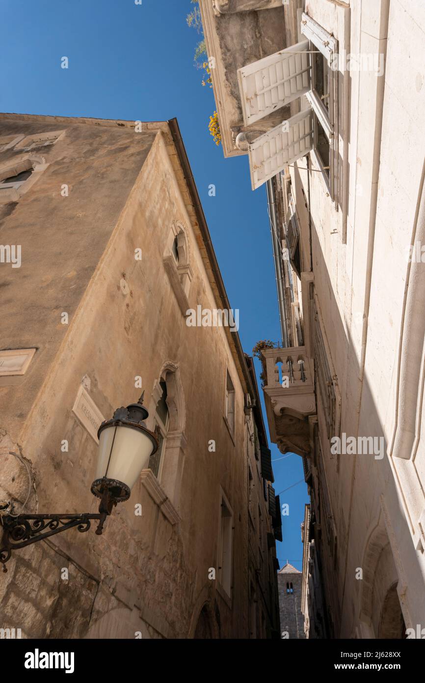 Ammira le facciate degli edifici in uno stretto vicolo del Palazzo di Diocleziano nell'antica città di Spalato, Croazia Foto Stock