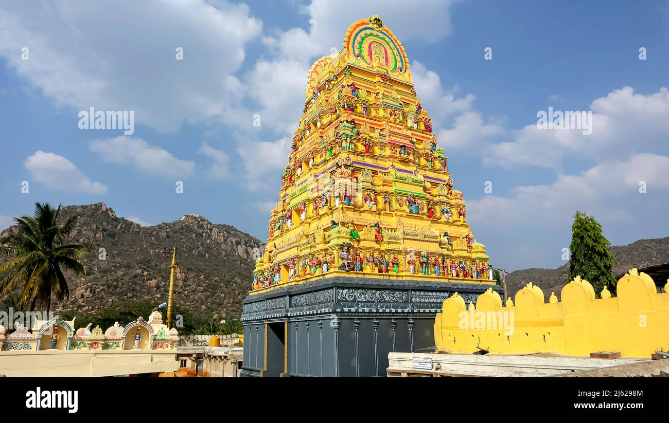 La vista d'ingresso del Tempio di Chikka Tirupathi, Arsikere, Karnataka, India Foto Stock