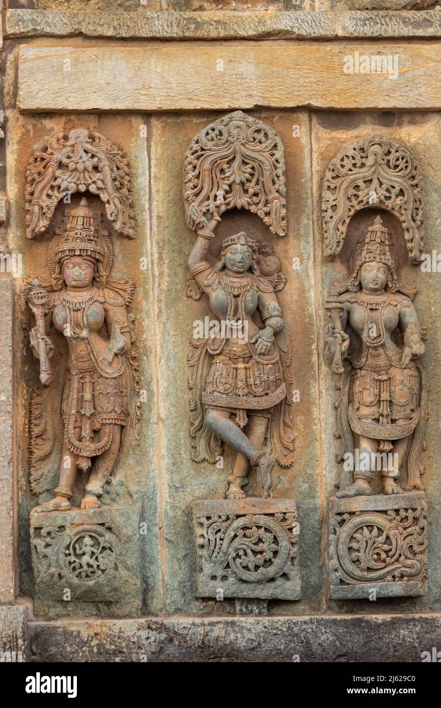 La scultura in pietra dei ballerini sul tempio di Chinnakeshwa, Belur, Karnataka, India Foto Stock