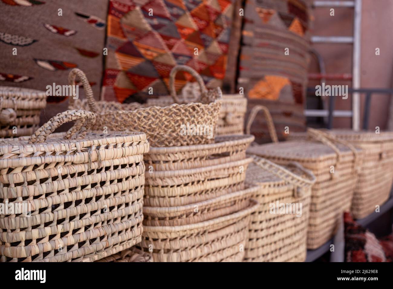 Cappelli e cesti in vimini marocchini fatti a mano a Marrakech Foto Stock