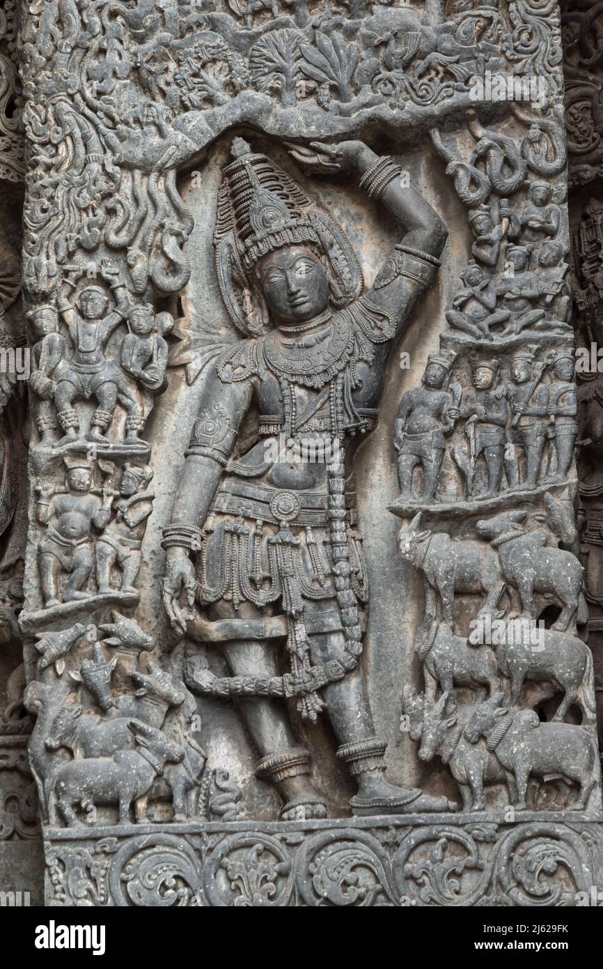 Scultura di Lord Krishna Holding a Mount, Hoysalwswara Tempio, Haleedu, Karnataka, India Foto Stock