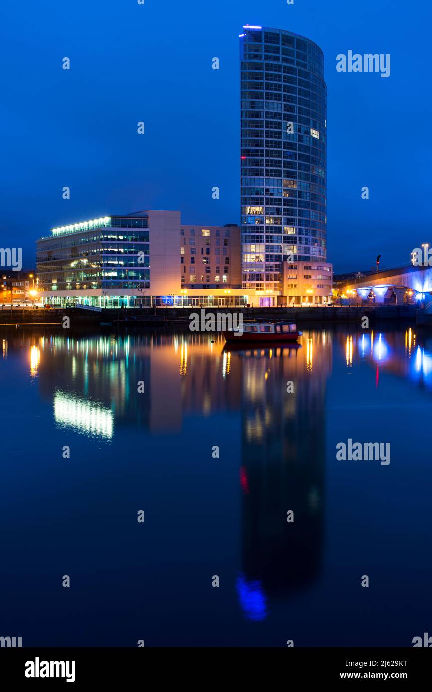 L'Opel Building accanto al ponte M3, Laganside, Belfast, Irlanda del Nord Foto Stock
