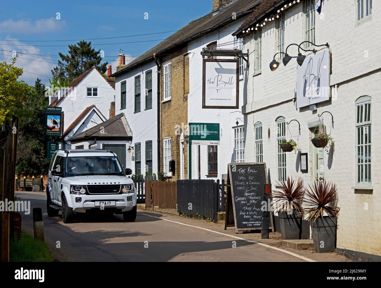 Land Rover Discovery su strada stretta, passando per il Bull pub nel villaggio di Gosmore, Hertfordshire, Inghilterra Regno Unito Foto Stock