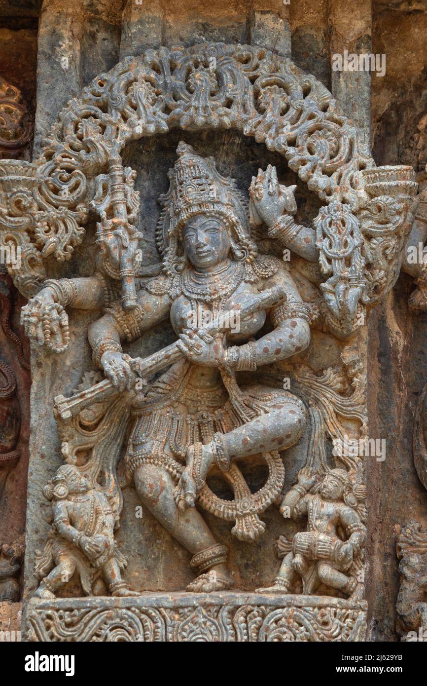 Una scultura danzante di Dea Indù sul Tempio Hoysaleswara, Halebeedu, Karnataka, India Foto Stock