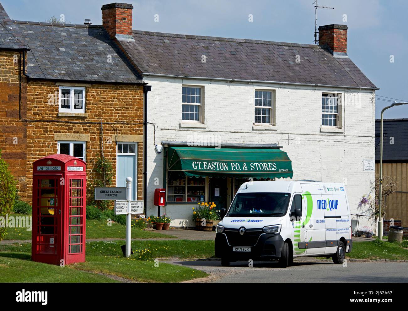Medequip consegna furgone fuori del negozio villaggio a Great Easton, Leicestershire, Inghilterra Regno Unito Foto Stock