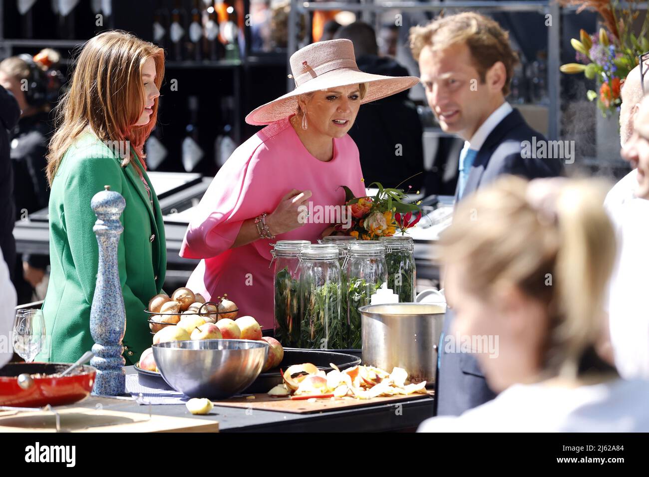 MAASTRICHT -Olanda, 2022-04-27 12:18:57 MAASTRICHT - la Regina Maxima e la Principessa Alexia durante il giorno del Re a Maastricht. Dopo due anni di corona silenziosa, gli olandesi festeggiano ancora una volta il giorno del Re come al solito. ANP SEM VAN DER WAL uscita paesi bassi - uscita belgio Foto Stock