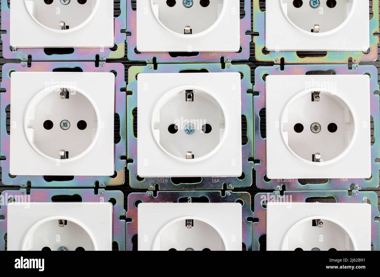 Sfondo da prese elettriche domestiche, primo piano. Il concetto di tariffe e prezzi per l'elettricità. Dispositivo Foto Stock
