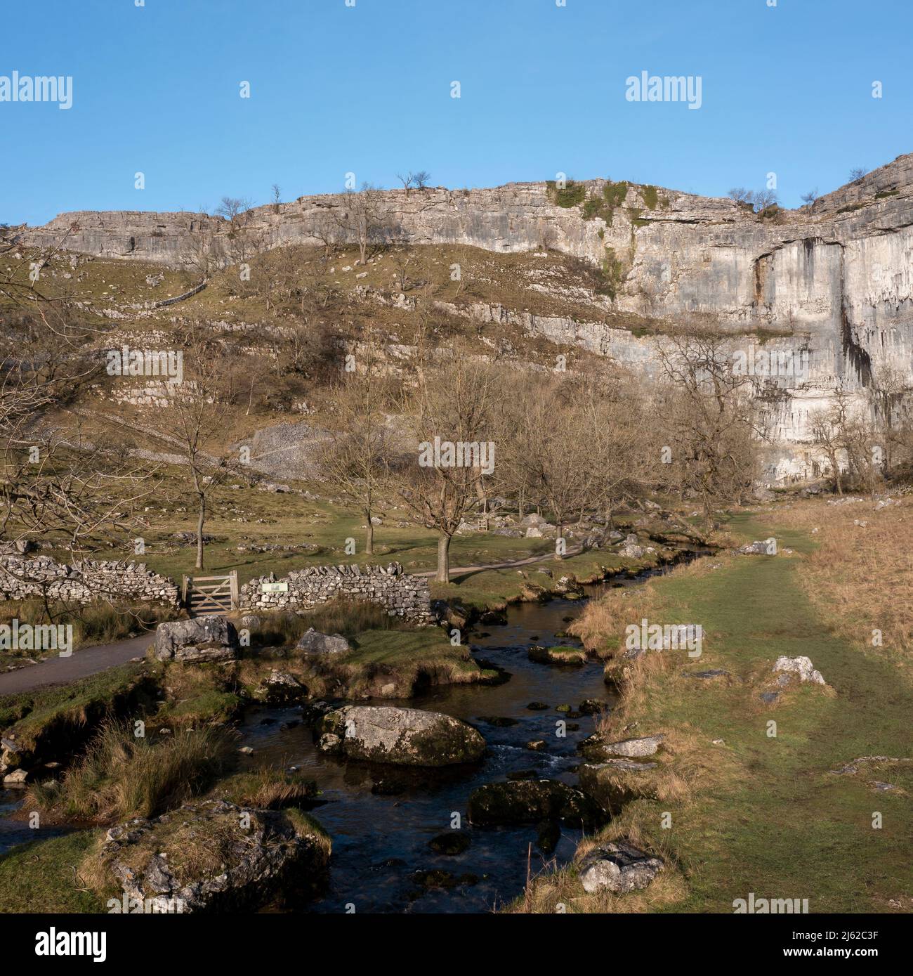 Malham Cove con Malham Beck con vista sopraelevata formato quadrato Foto Stock
