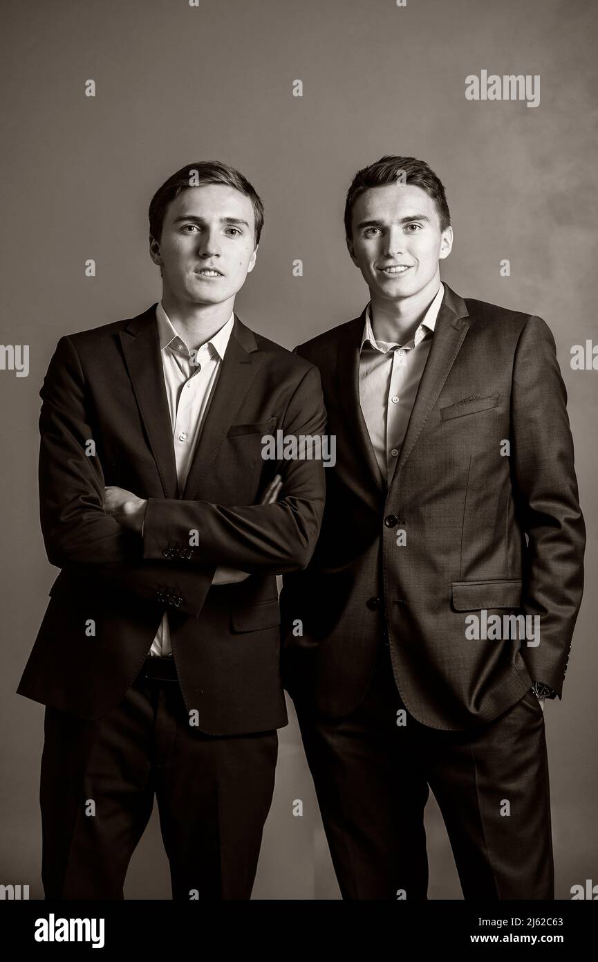 studio ritratto di due giovani fratelli in abiti Foto Stock