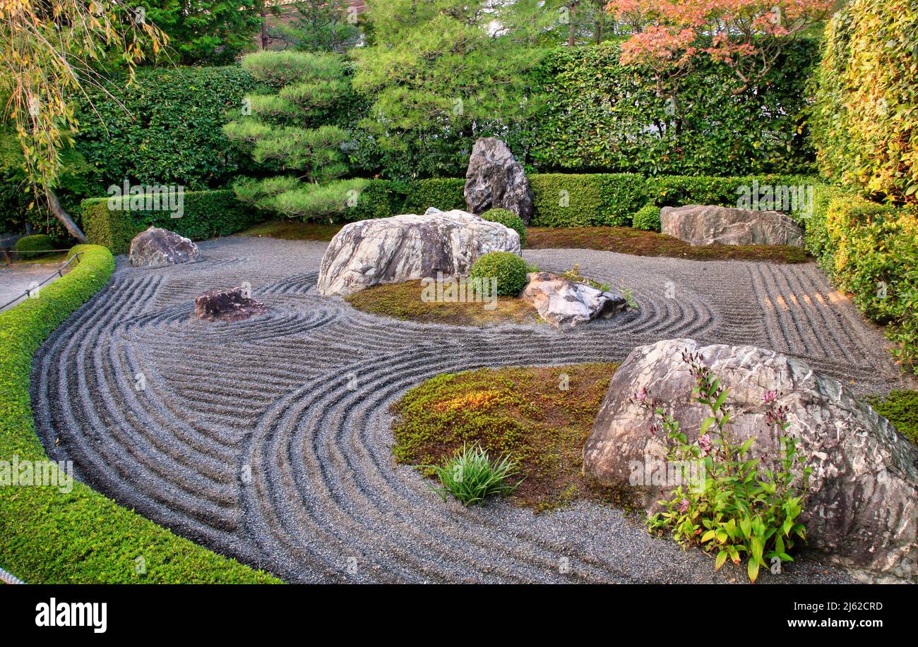 Giardino di pietra paesaggistica (karesansui), contenente diverse rocce angolari e pietre più piccole che assomigliano alle scogliere dell'isola di Orai, con una streamoc Foto Stock