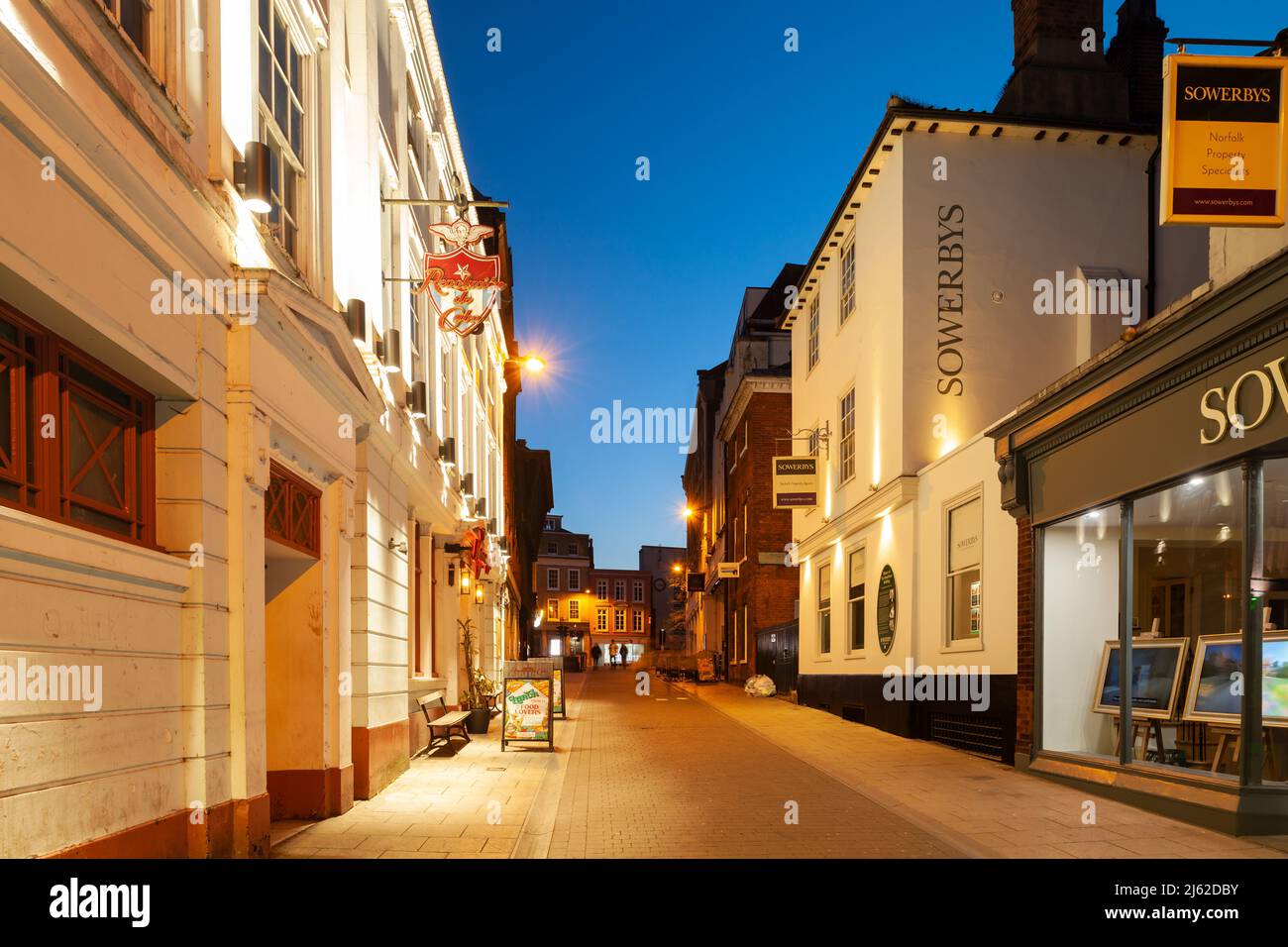 La notte cade nel centro di Norwich, Norfolk, Inghilterra. Foto Stock